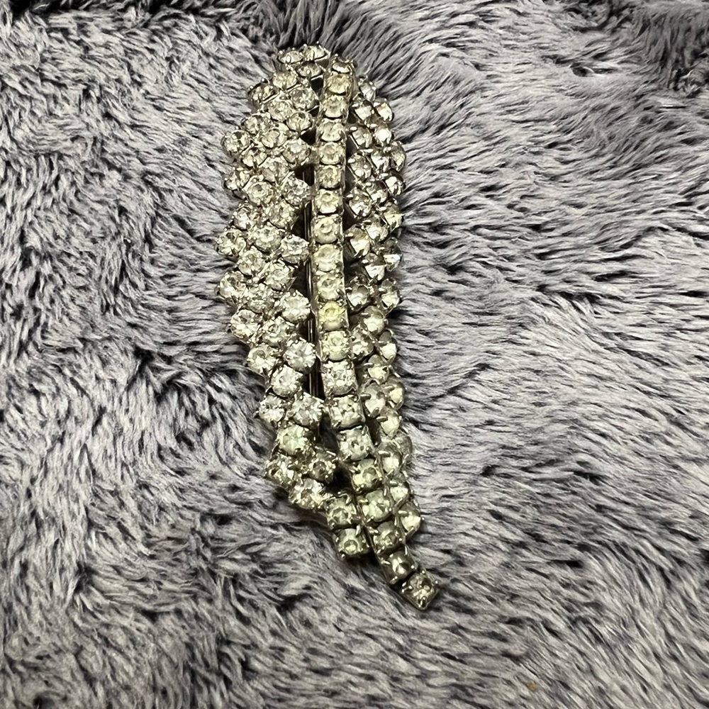 Vintage Silver Colored Flowing Layered Rhinestone Crystals Pin Brooch